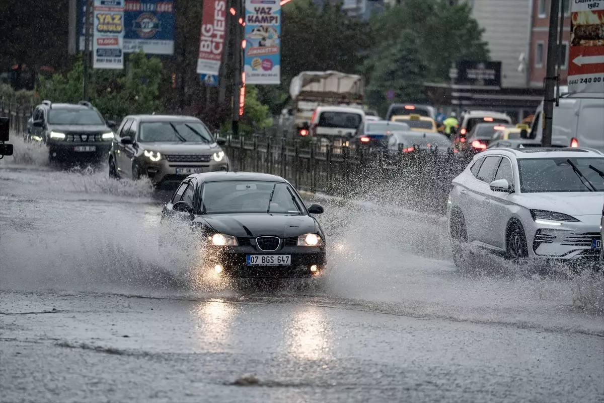 Erzurum'da Şiddetli Sağanak Hayatı Olumsuz Etkiledi