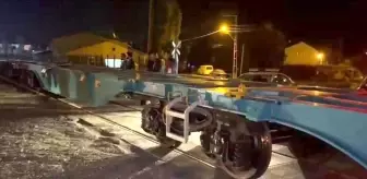 Erzurum'da yük treni otomobile çarptı