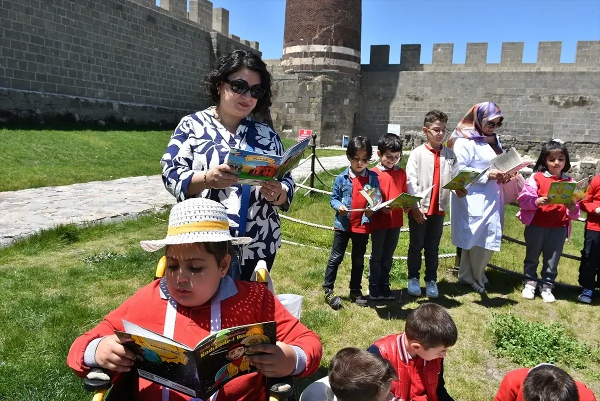 Celal Akın İlkokulu Öğrencilerinden Erzurum Kalesi’nde Okuma Etkinliği