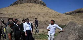 Vali Çiftçi, 5 Bin Yıllık Parmaksız Kale Höyüğü'nü Ziyaret Etti