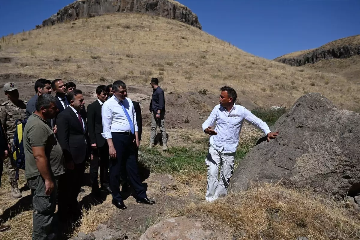 Vali Çiftçi, 5 Bin Yıllık Parmaksız Kale Höyüğü'nü Ziyaret Etti