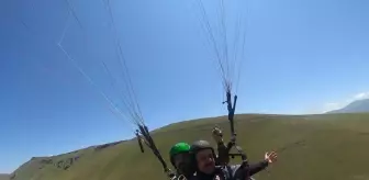 Vali Çiftçi, Erzurum'un Yaz Turizmini Tanıtmak İçin Yamaç Paraşütü Yaptı