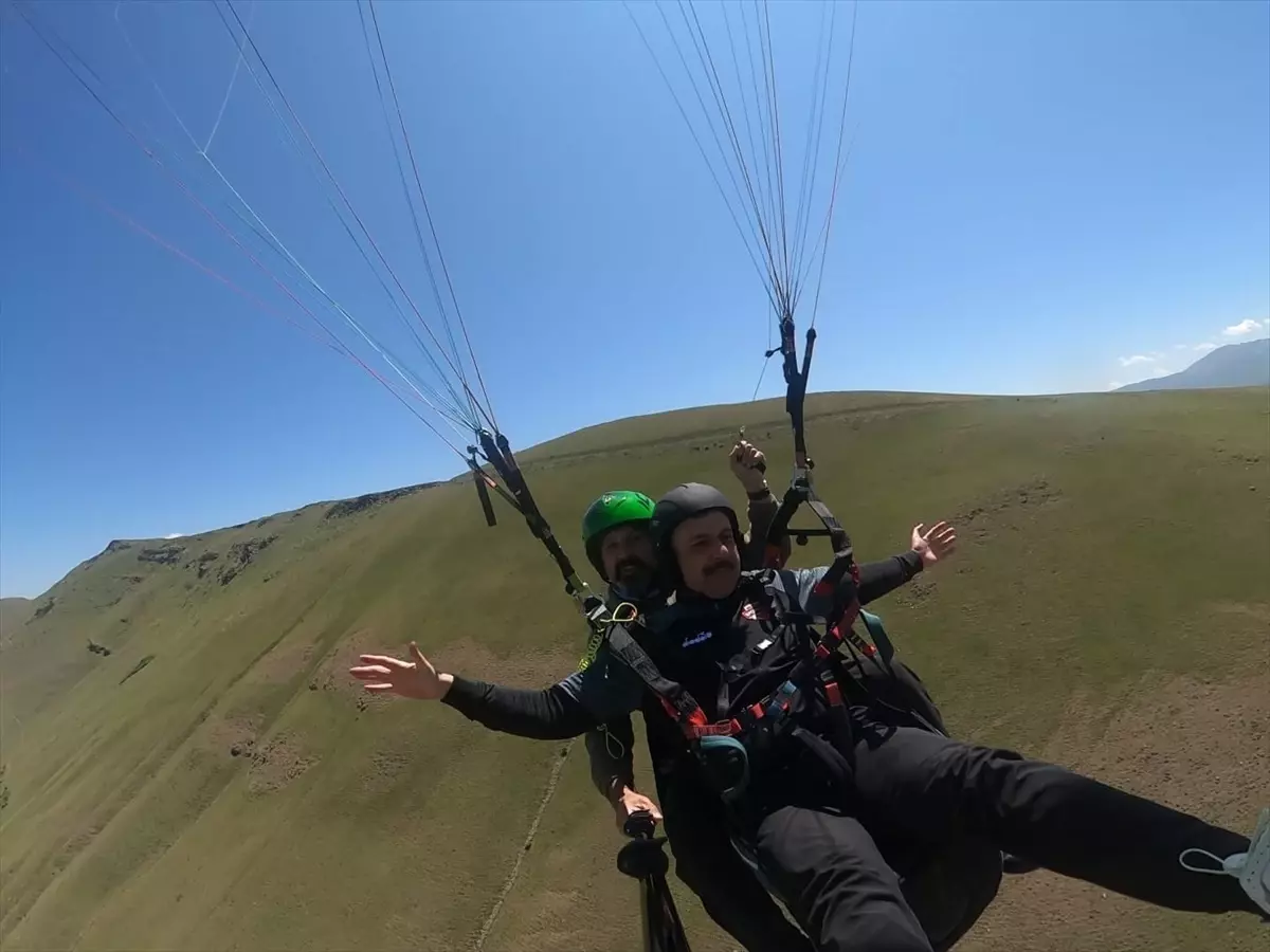 Vali Çiftçi, Erzurum'un Yaz Turizmini Tanıtmak İçin Yamaç Paraşütü Yaptı