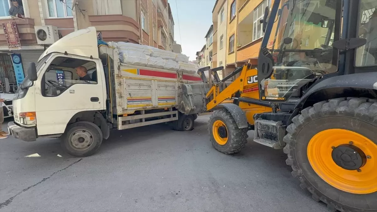 Kamyon Çukura Girdi, Ekipler Kurtardı