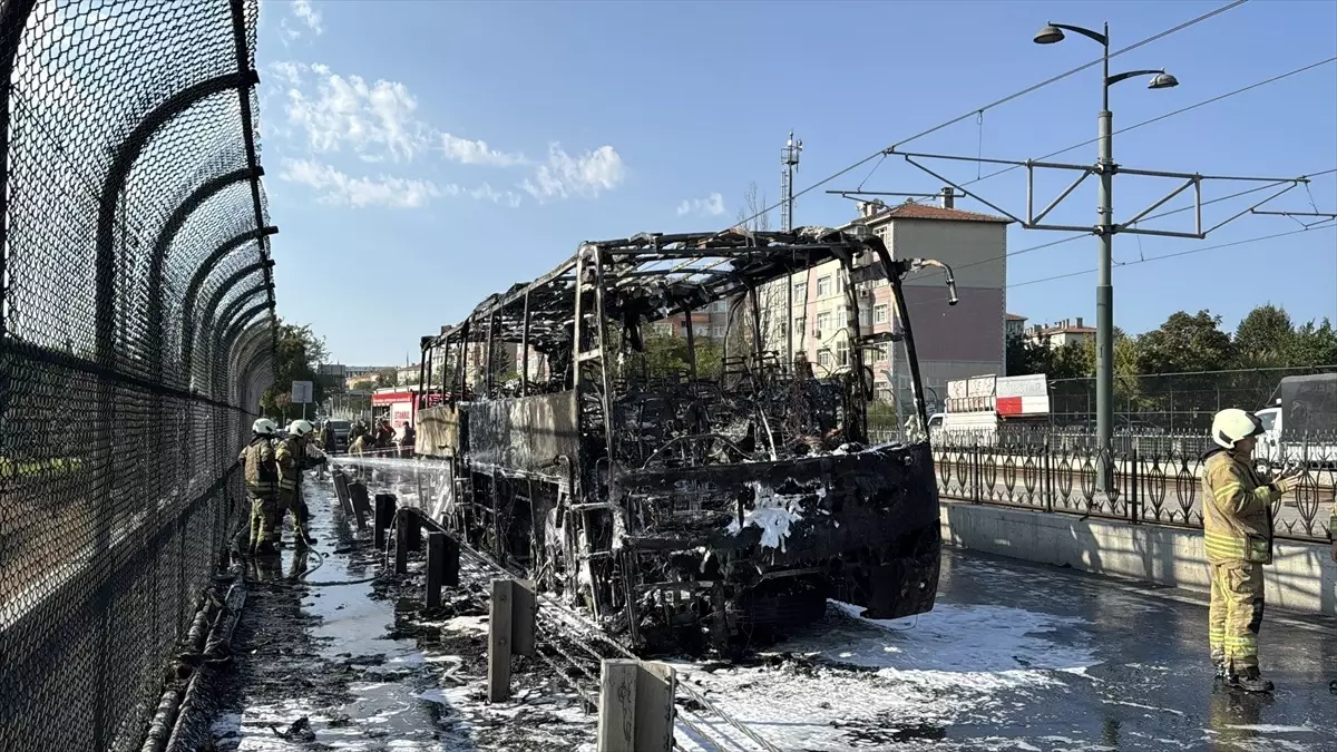 Esenler'de Servis Minibüsünde Yangın Çıktı