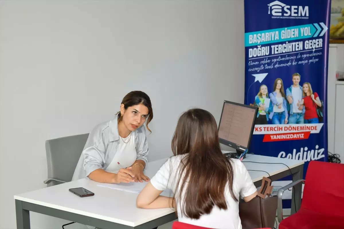 Esenyurt Belediyesi'nden üniversite adaylarına tercih desteği