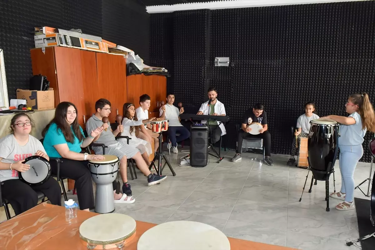 Esenyurt'ta Engelsiz Sanat Atölyesi İle Özel Bireylere Sanat Eğitimi