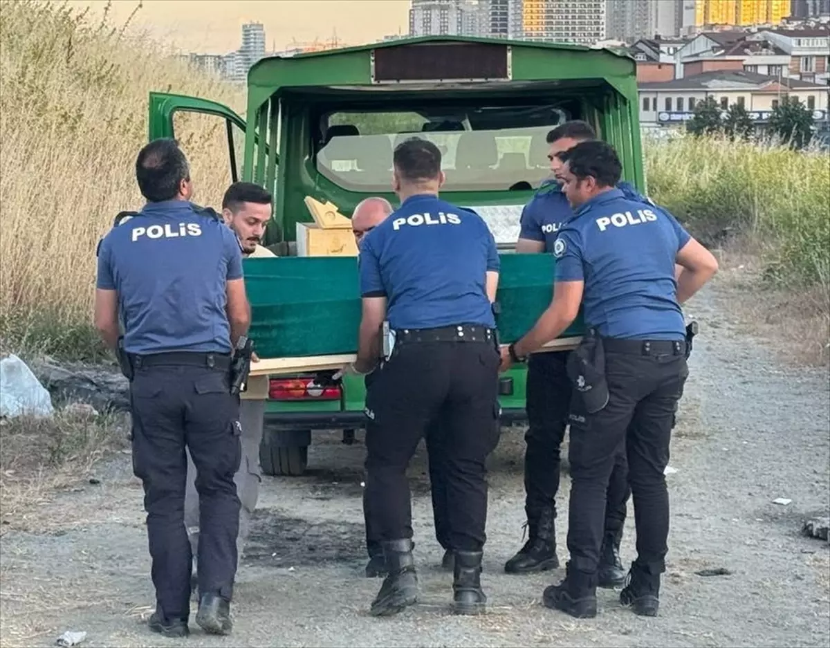 Esenyurt'ta Boş Arazide Erkek Cesedi Bulundu