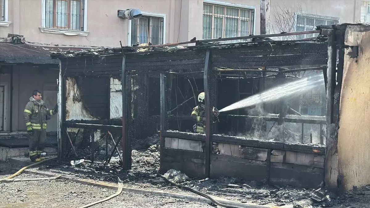 Esenyurt'ta Öğrenci Yurdu Bahçesinde Yangın