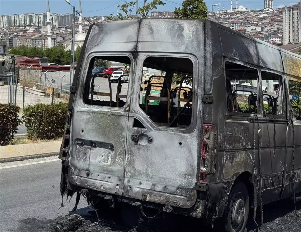 Esenyurt'ta Servis Minibüsünde Yangın Çıktı