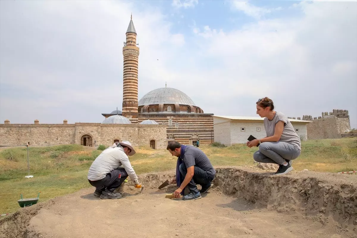 Van Kalesi'nde Osmanlı Kışlası İzleri Bulundu