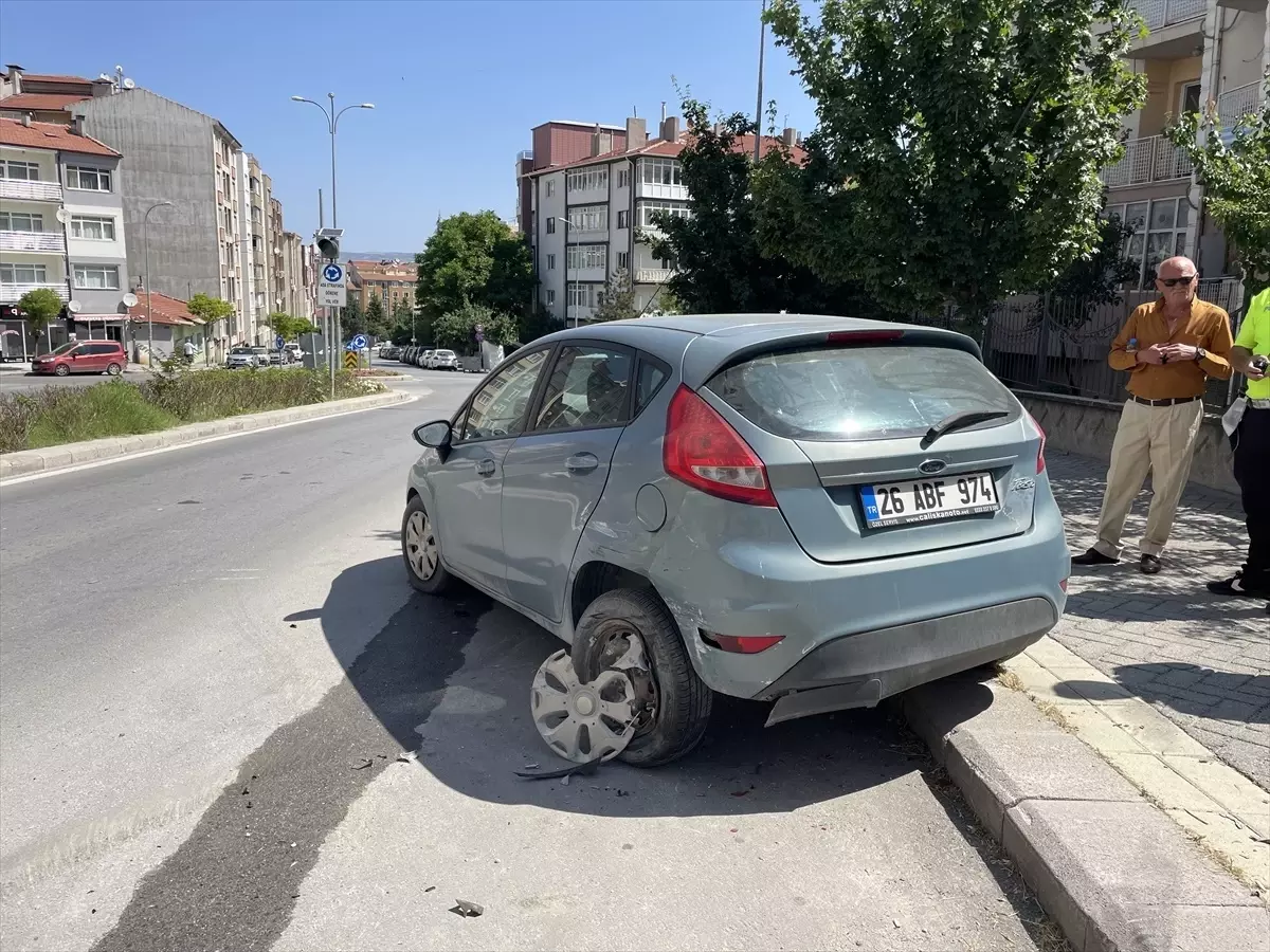 Eskişehir'de Kontrolden Çıkan Cip, 3 Araca Çarptı: Sürücü Yaralandı
