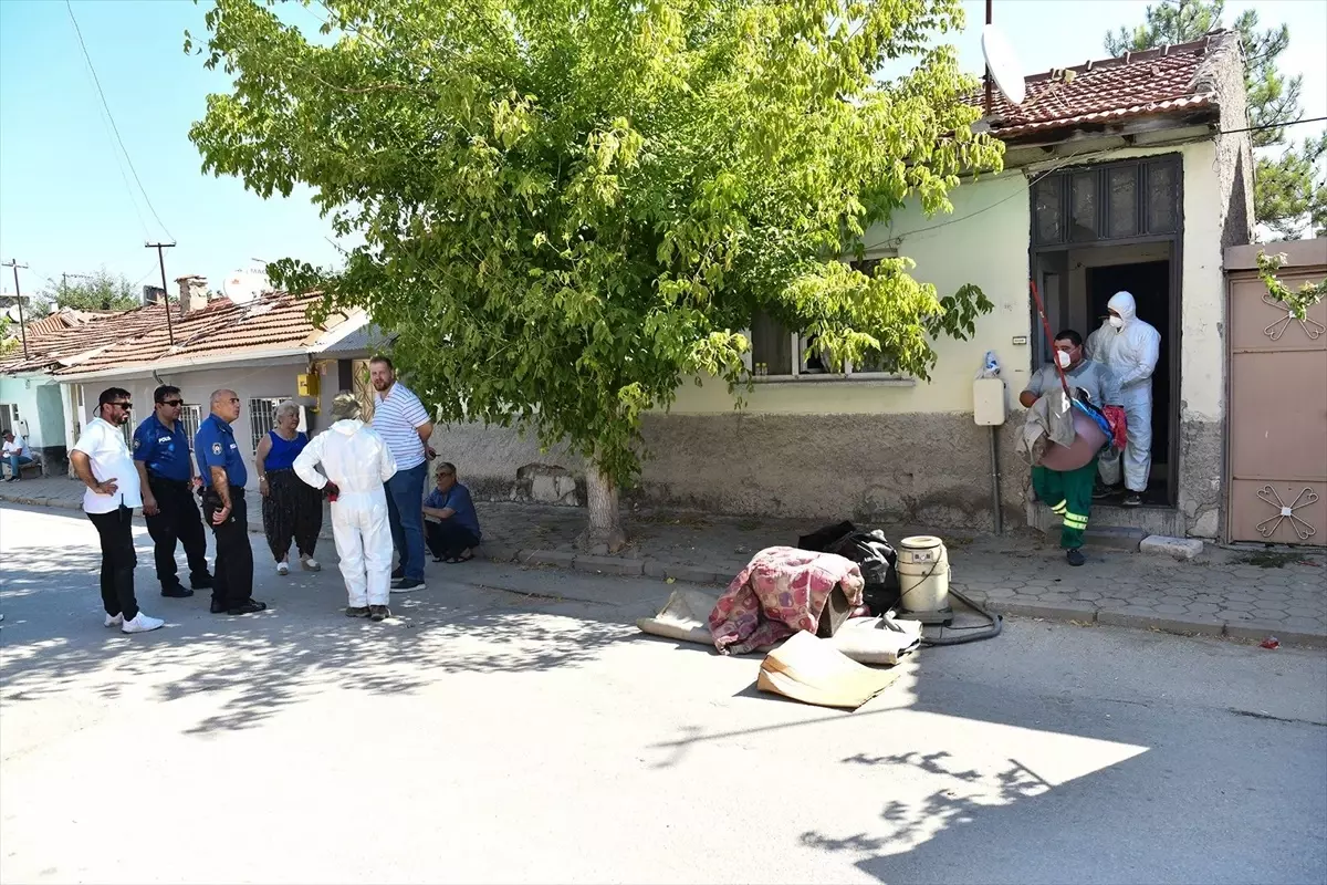 Eskişehir'de Bir Evden 2 Ton 600 Kilogram Çöp Çıkartıldı