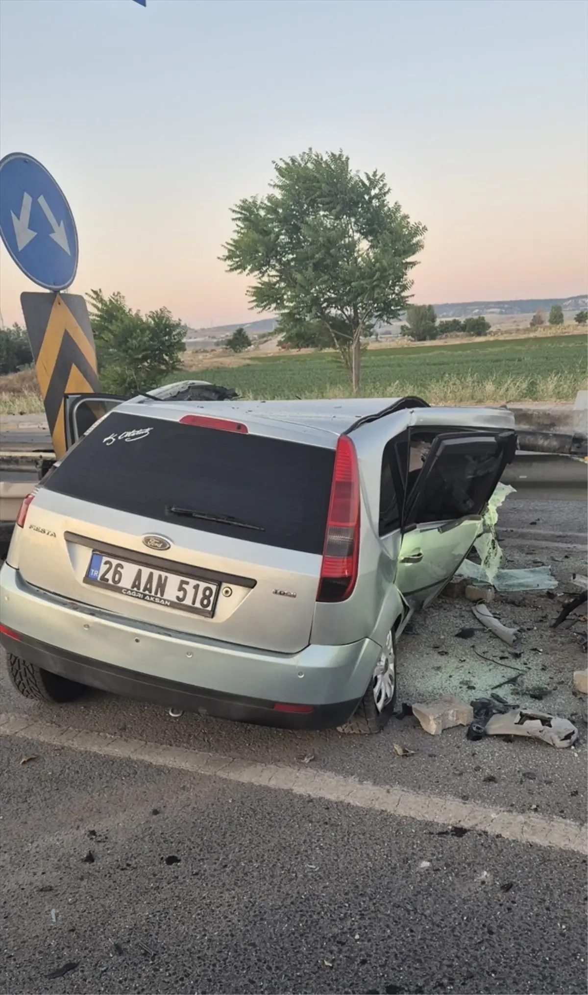 Eskişehir'de Otomobil Bariyerlere Çarptı: Sürücü Yaralandı