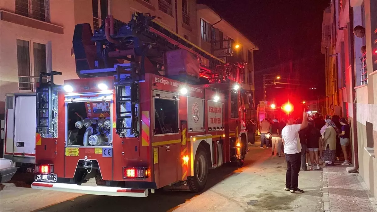 Eskişehir'de 3 Katlı Binanın Deposunda Yangın Çıktı