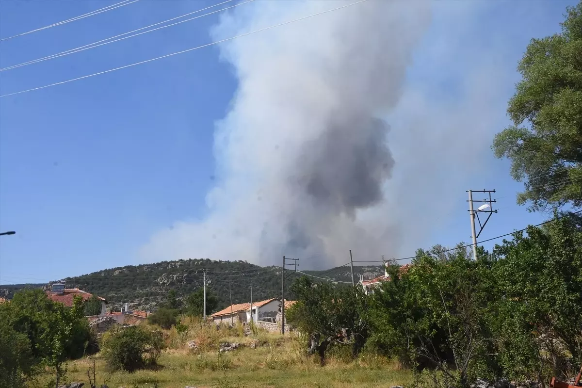 Afyonkarahisar'da Yangın Tedbirleri: Sarıcaova Köyü Boşaltıldı