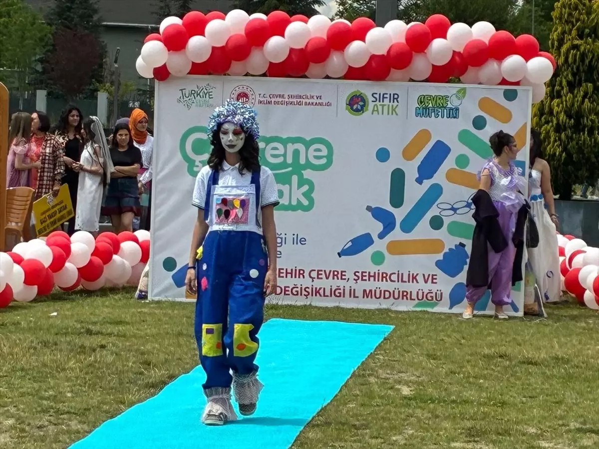 Eskişehir'de çocuklar atık malzemelerden tasarlanan kıyafetlerle defile yaptı