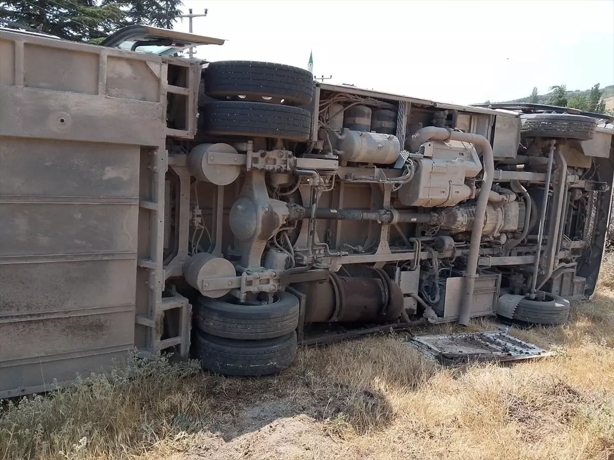 Eskişehir'de Belediye Otobüsü Devrildi: 2 Yaralı