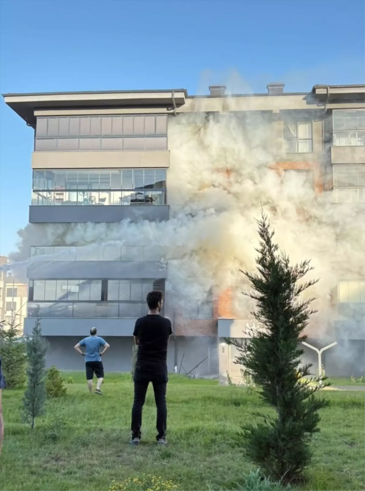 Eskişehir'de Buzdolabı Yangını: 3 Kişi Hastaneye Kaldırıldı