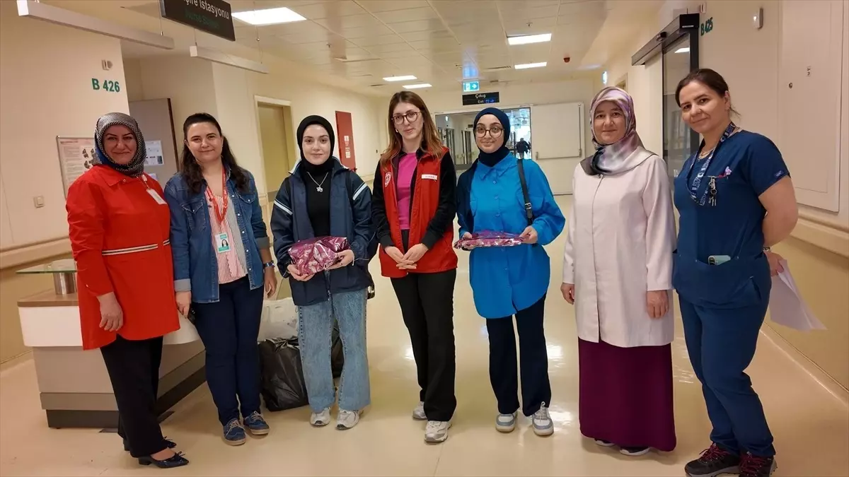 Yunus Emre Gençlik Merkezi, Hastanedeki Çocukları Bayramda Unutmadı