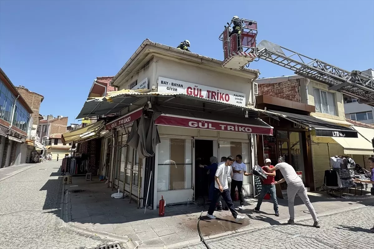 Eskişehir'de Bir İş Yerinin Çatısında Yangın Çıktı