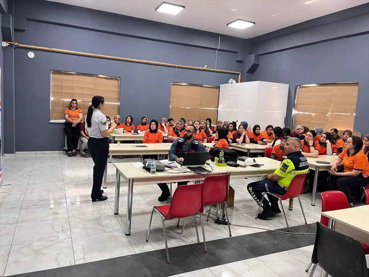 Eskişehir'de Fabrika Çalışanlarına Jandarma Tarafından Seminer Verildi
