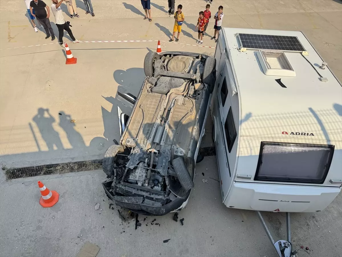 Eskişehir'de Kontrolden Çıkan Otomobil Site Bahçesine Düştü