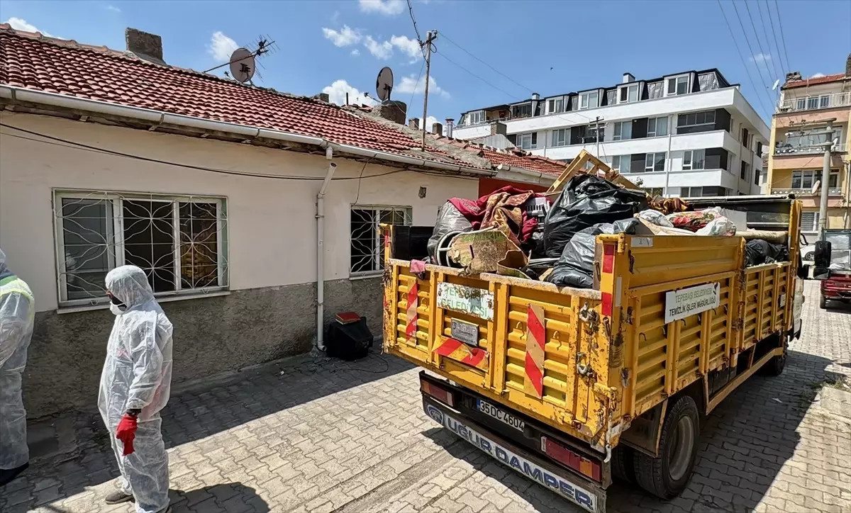 Eskişehir'de Müstakil Evden 2 Kamyon Çöp Çıkartıldı