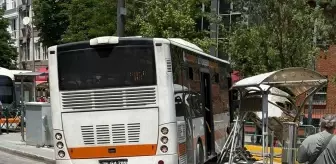 Eskişehir'de Kontrolden Çıkan Otobüs Tramvay Durağına Çarptı