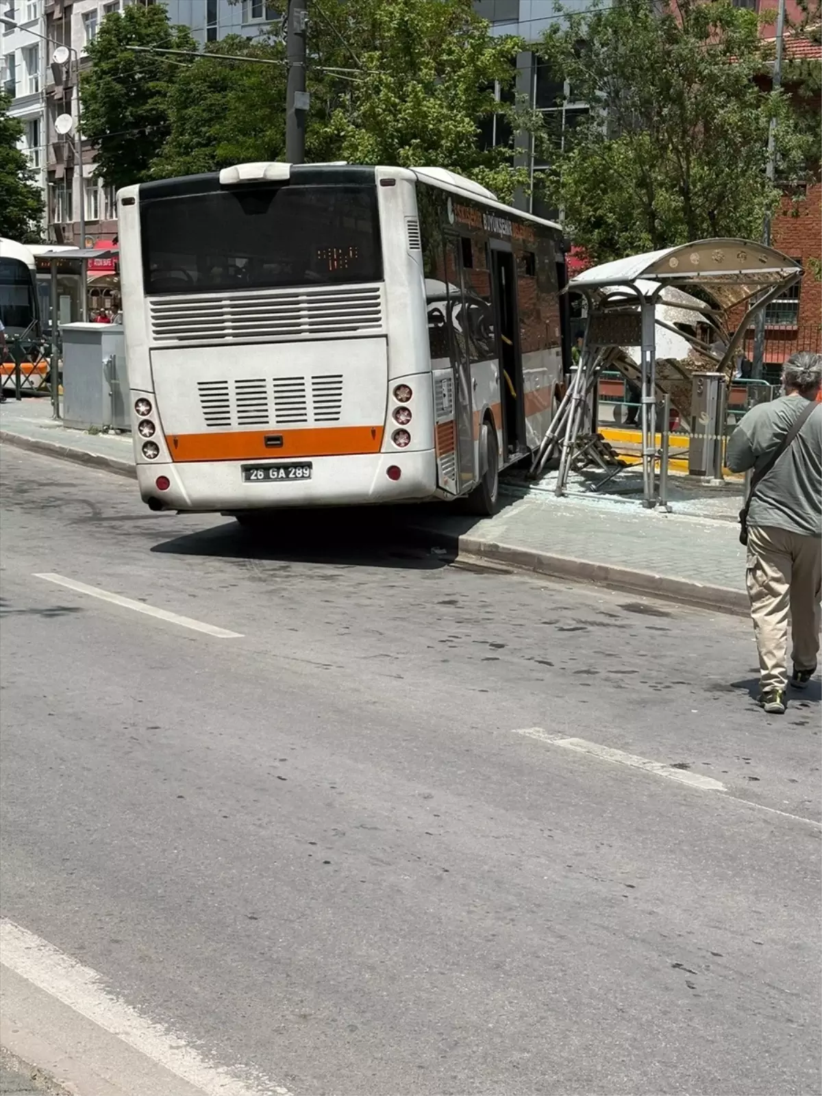 Eskişehir'de Kontrolden Çıkan Otobüs Tramvay Durağına Çarptı