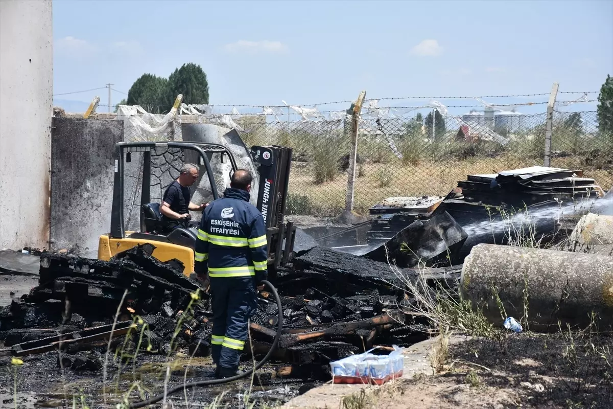 Eskişehir'de Süt Ürünleri Deposunda Yangın: 2 Yaralı