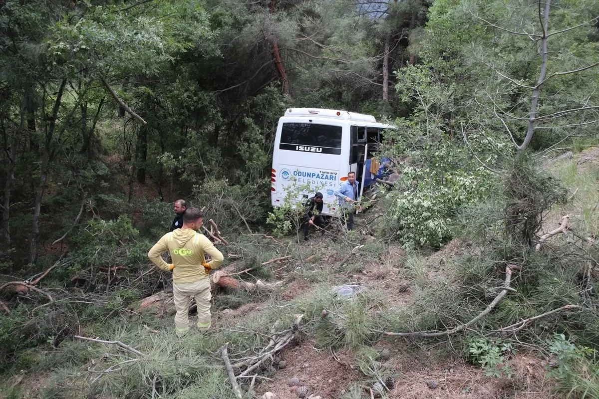 Eskişehir'de Tırmanma Yarışı Görevlilerini Taşıyan Midibüs Kaza Yaptı: 28 Yaralı