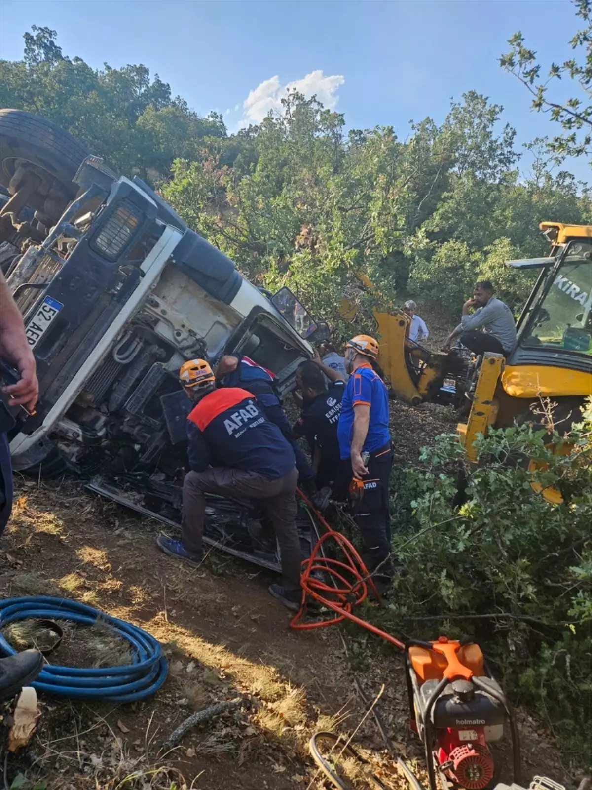 Eskişehir'de Beton Mikseri Devrildi, Sürücü Yaralandı
