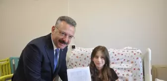 Vali Aksoy, Tedavi Gören Öğrencilere Karnelerini Verdi