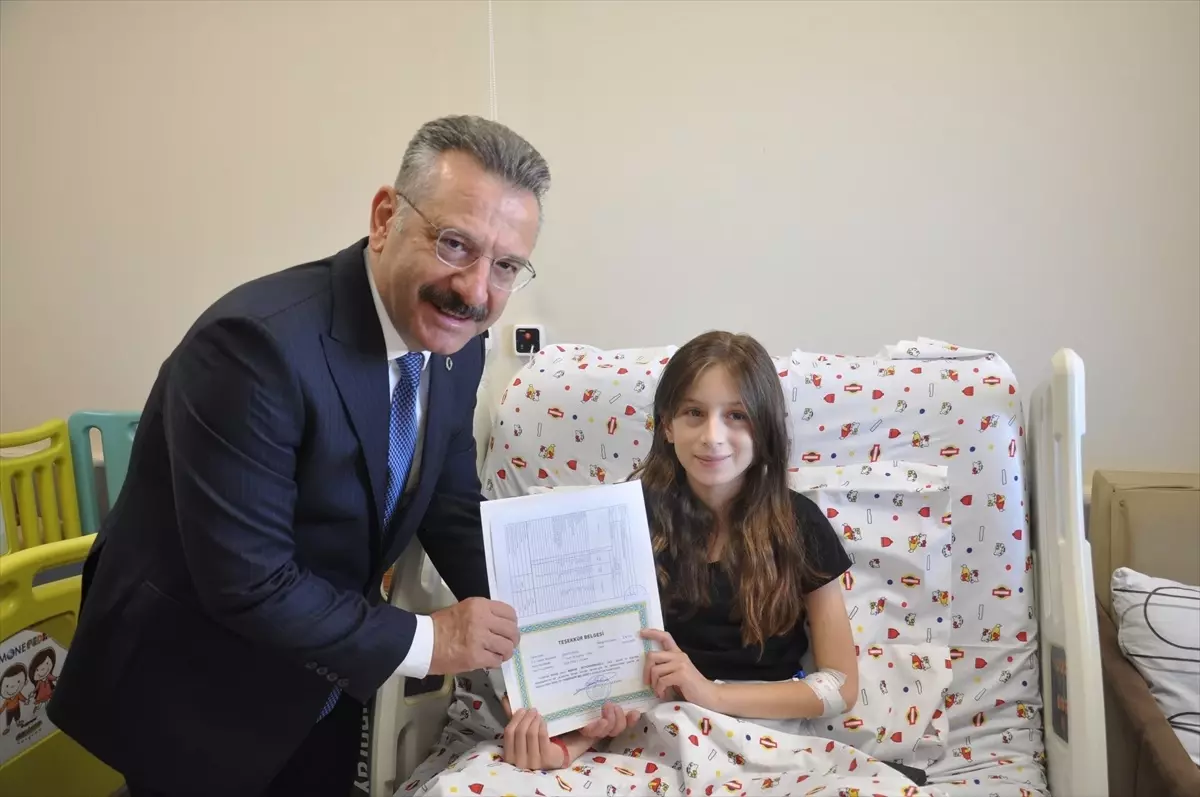 Vali Aksoy, Tedavi Gören Öğrencilere Karnelerini Verdi