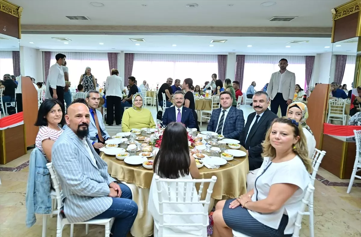 Eskişehir Valisi Aksoy, koruyucu ailelerle buluştu