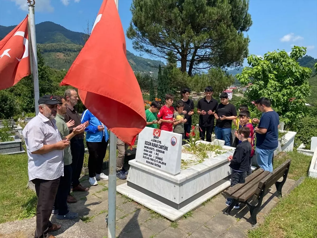 Espiye'de hafızlık öğrencilerinden şehit mezarına ziyaret