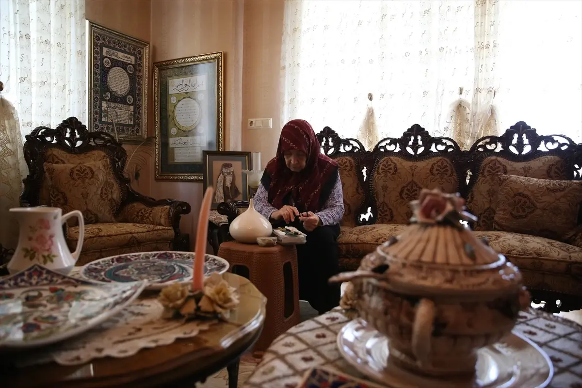 83 Yaşındaki Bedia Aksoy, Sanatla Dolu Bir Hayat Yaşıyor