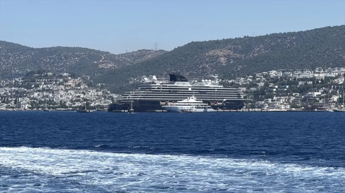 Bodrum'a Lüks Kruvaziyer Ziyareti: 734 Yolcu Şehirde