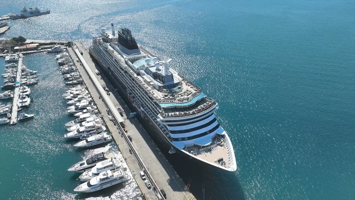 Muğla'nın Marmaris İline 695 Yolcu Taşıyan Kruvaziyer Geldi