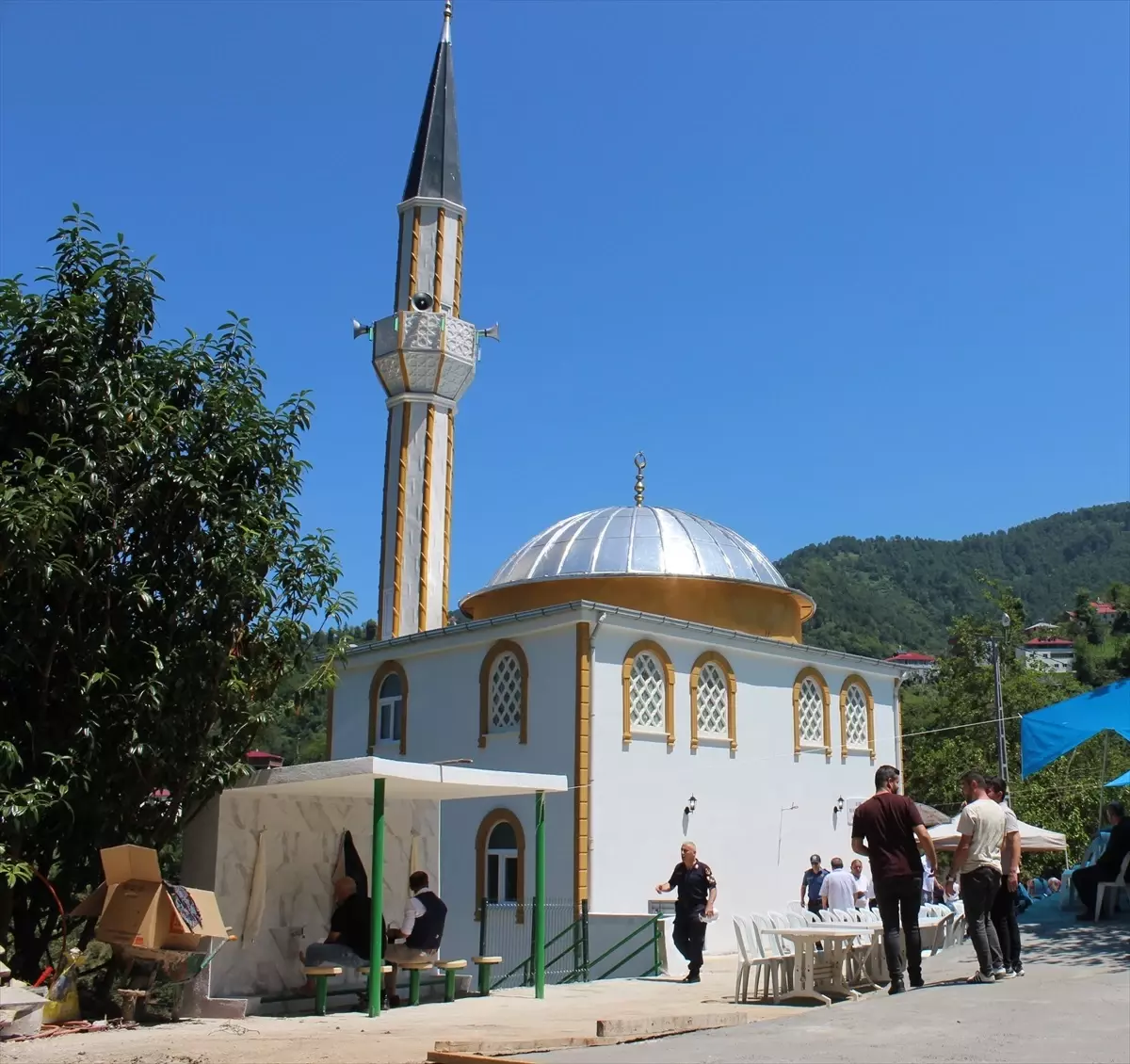 Eynesil'de Azerbaycanlı Hayırseverden Yeni Cami