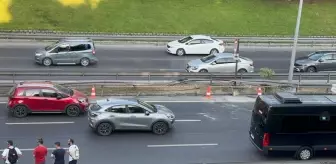 Eyüpsultan'da Hafriyat Kamyonu Kaza Yaptı, Uzun Araç Kuyrukları Oluştu