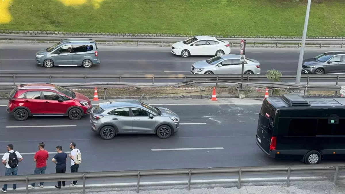 Eyüpsultan'da Hafriyat Kamyonu Kaza Yaptı, Uzun Araç Kuyrukları Oluştu