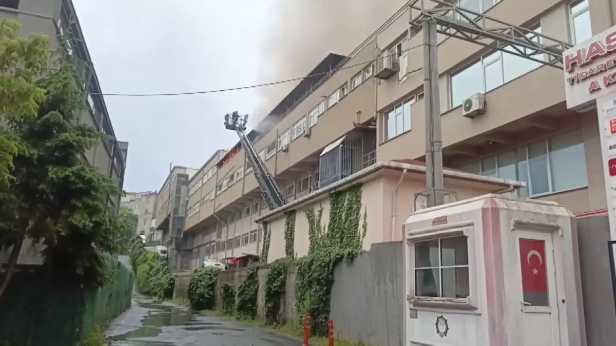 Eyüpsultan'da Tekstil Firmasında Yangın Çıktı