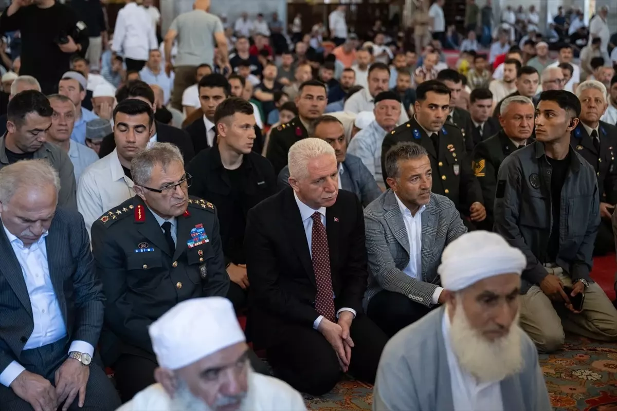 Fatih Camisi'nde 15 Temmuz şehitleri için hatim programı düzenledi