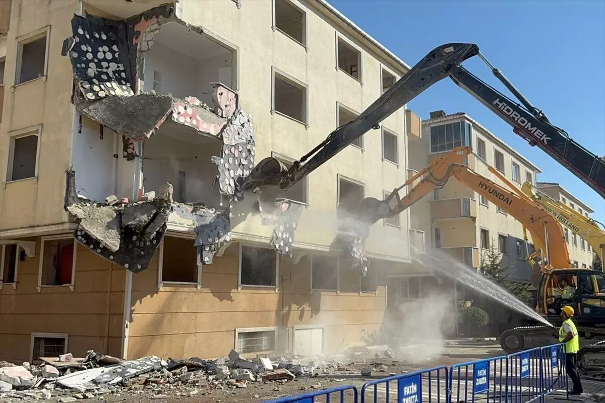 Fatih'te Kentsel Dönüşüm Projesi Başladı: Atılgan Sitesi Yıkıldı