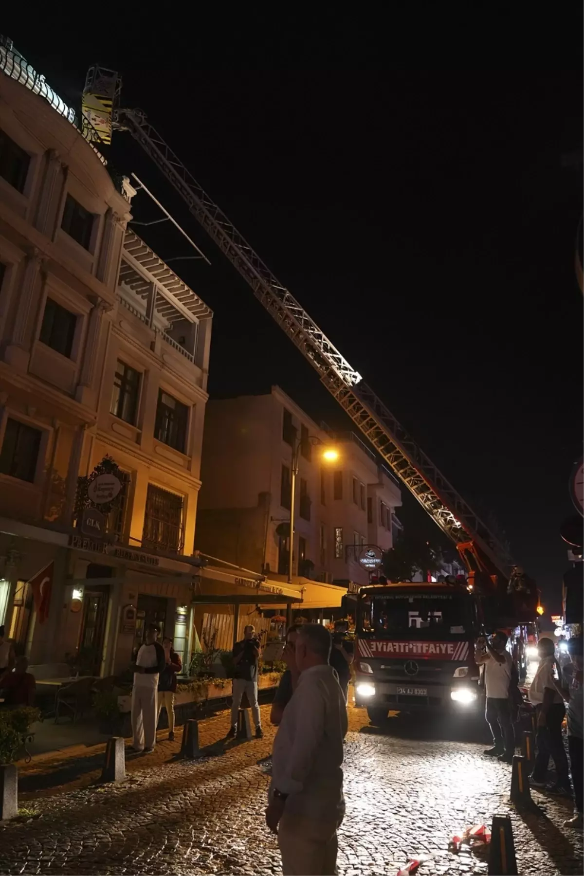 Fatih'te Otelde Yangın: Turistler Tahliye Edildi