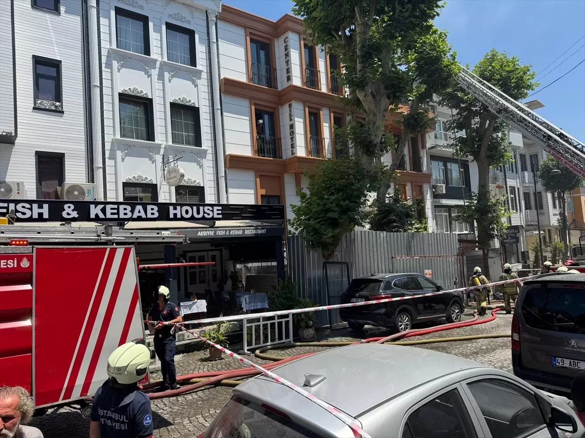 Fatih'te Restore Edilen Otelin Çatısında Yangın