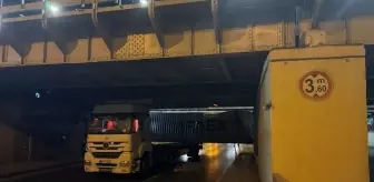 Fatih'te Alt Geçide Takılan Tır Ulaşımı Kapattı