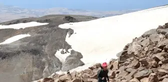 16 Yaşındaki Meryem Erkuş, Süphan Dağı'na Oyuncak Ayıcıklarla Tırmandı